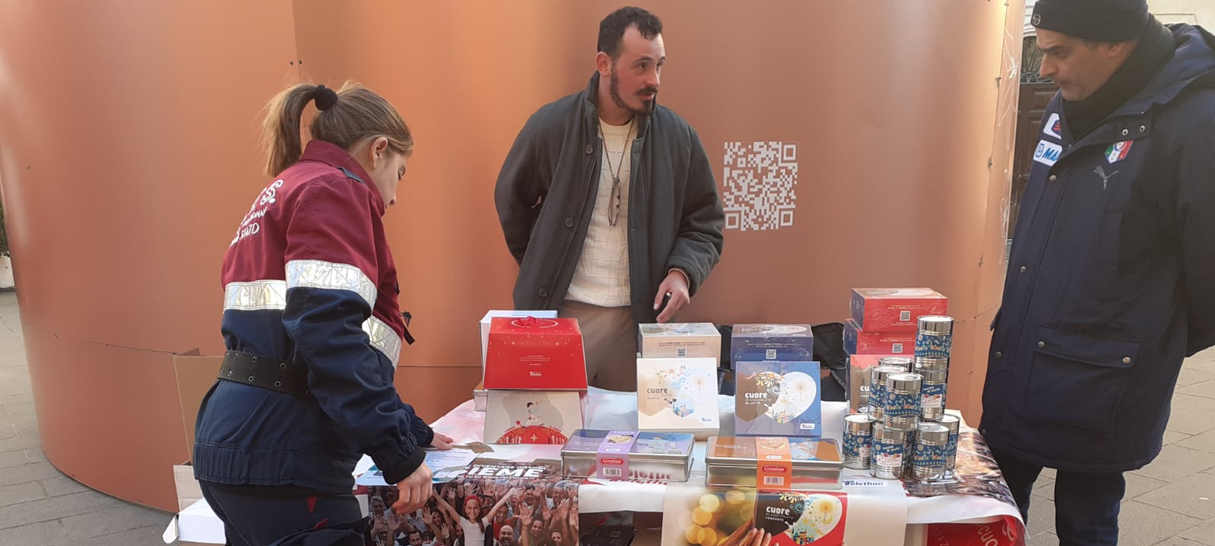 I Volontari del nostro gruppo aiutano Telethon nella distribuzione dei cuori di cioccolato